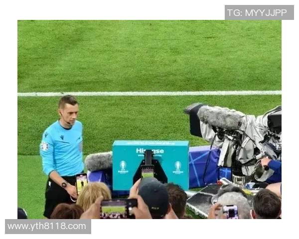 足球砸屏幕引发热议球迷情绪激动背后的故事与反思